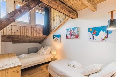 This charming 55m² apartment, located on the 4th floor of a residence in Chamrousse 1650 (Le Recoin), offers a cozy mountain retreat with a south-facing balcony. The apartment accommodates up to 6 people, with a comfortable living room featuring a pu...