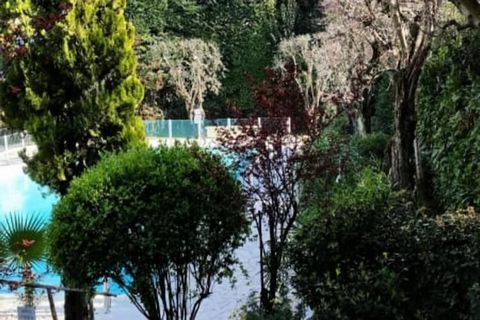 Ce spacieux appartement de 80 mètres carrés offre un refuge paisible dans une résidence calme avec piscine, située à seulement 20 minutes à pied de la Croisette et des plages de Cannes. Parfait pour les familles ou les amis, l'appartement peut accuei...