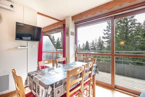 Het studio in Chamrousse heeft 1 slaapkamer(s) en kan gereserveerd worden tot 6 personen. Accommodatie De accommodatie heeft een oppervlakte van 38 m² isgezellig ingerichte en is goed belicht, met uitzicht de bergen. De woning bevindt zich op 200 m v...