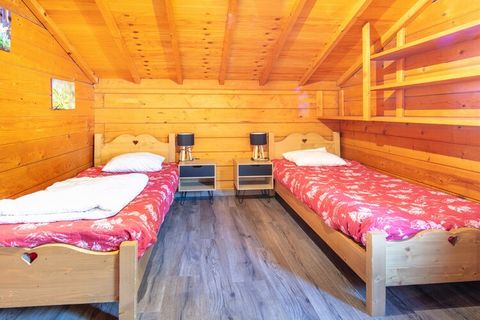 El chalet en Les Deux Alpes posseeix 5 dormitori(s) i capacitat per a 12 persones. Allotjament de 140 m² moblat amb gust i gran, amb vistes a la muntanya. Es troba a 400 m del supermercat 