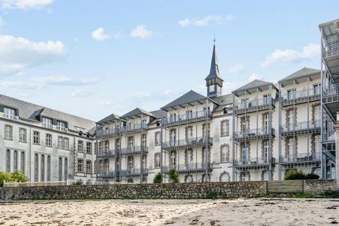 Idealnie położona nad morzem w Pointe du Croisic, Résidence Saint Goustan wita gości podczas pobytu w Loire-Atlantique. Dzięki wygodnym apartamentom położonym w spokojnym i chronionym otoczeniu, możesz odpocząć i odkryć region dzięki zwiedzaniu i roz...