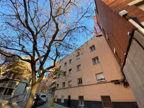 EDIFICIO DE 10 VIVIENDAS EN VENTA EN HORTA ¡Explora el potencial ilimitado de inversión con este edificio en venta en la zona de La Teixonera, Barcelona, Con una superficie de solar de 167 metros cuadrados. Construido en 1966, este edificio de 665 me...