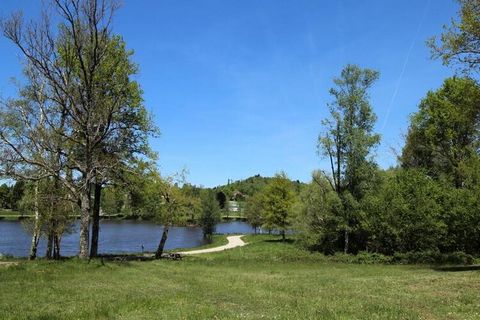 In einem schattigen und blumigen Park am Rande des La Roche-Teichs, der zum Schwimmen angelegt wurde (vorbehaltlich der Wasserqualität), 6 nebeneinander liegende Ferienhäuser, jeweils zu zweit, jeweils mit eigener Terrasse und Gartenmöbeln. Freizeit ...