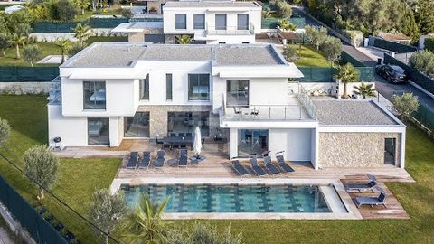 Luxurious contemporary villa located in a quiet neighborhood for a peaceful life. This exceptional property features 5 bedrooms with dressing rooms, all with en suite bathrooms, as well as a large and bright living room with dining area overlooking a...