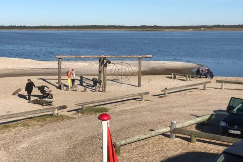 Gut gelegenes Ferienhaus, 2023 teilweise renoviert, mit Panoramablick auf den Limfjord von innen und außen! Sie wohnen hier nur ca. 250 m vom Wasser entfernt. Das Grundstück bietet viele Möglichkeiten, den Urlaub im Freien zu genießen sowie Platz für...