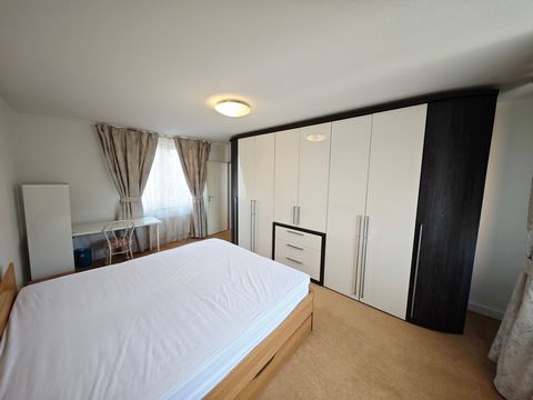 Willkommen in dieser charmanten 3-Zimmer-Wohnung in der Lörickerstr. 4, 40549 Düsseldorf. Gelegen in einer ruhigen und gut angebundenen Nachbarschaft, bietet diese voll möblierte Residenz eine perfekte Kombination aus Komfort und Bequemlichkeit – ide...