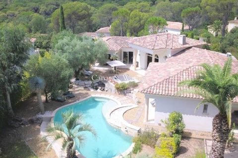 Saint-Raphaël, close to shops, in a private domain, you will be charmed by this single-storey villa offering beautiful volumes for all the rooms. A very beautiful reception room opens onto a nicely planted garden. A master suite is composed of its dr...