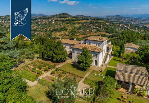 Nella città di Perugia è in vendita questa prestigiosa villa di lusso, incorniciata da un incantevole giardino all'inglese. I quattro ettari di terreno di proprietà ospitano, oltre al giardino perfettamente curato, un uliveto e una parte boschiv...