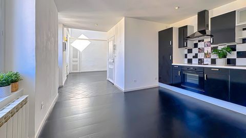 Le Mans Immobilier vous présente ce magnifique appartement T2 en duplex, entièrement refait à neuf, situé au 2ème étage d'un immeuble calme rue Voltaire, à proximité immédiate du Vieux Mans. Cet appartement offre un espace salon lumineux une cuisine ...