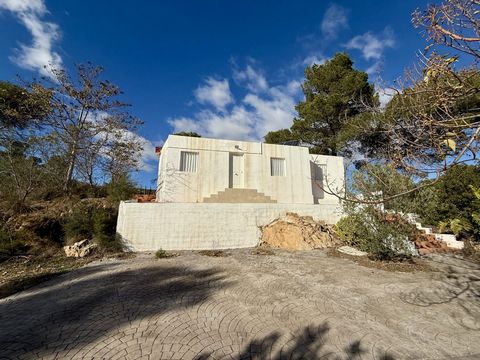 Mooi huis te koop volledig gerenoveerd op 15 minuten van Macastre AlboracheBuñol Het huis heeft 3 slaapkamers een grote ruimte voor een studio van 30m2 volledig uitgeruste keuken grote volledig ingerichte woonkamer zonnepanelen etc Het huis is omgeve...