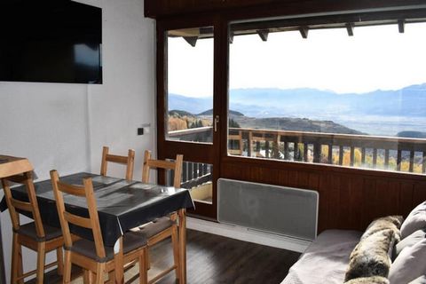 This charming 2-room cabin apartment is located on the 2nd floor, offering a peaceful retreat with stunning south-facing views of the Cerdanya valley. The accommodation includes a cozy living area with panoramic views of the Pyrenees, a bedroom with ...