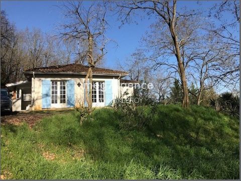 Near Marmande, single-storey house of 94 m² built on nearly 4200 m² in a dominant position in a green setting in Meilhan sur Garonne. Open kitchen opening onto a large bright living room with three double-glazed French windows. Recent veranda and lar...