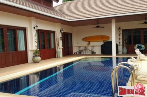 Schöne thailändische Bali Pool Villa zum Verkauf und bezugsfertig. Das Haus ist nur 8 km vom Strand und der Stadt entfernt. Das Anwesen verfügt über vier Schlafzimmer und drei Badezimmer und verfügt über alle Möbel (mit Ausnahme der Wandbilder, Gemäl...