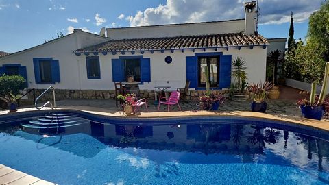 Finca Style Villa in Moraira, gerenoveerd en goed onderhouden, met een goed panoramisch uitzicht, op slechts 500 m van voorzieningen en 1,5 km van het centrum van Moraira en de stranden. In een doodlopende straat. Ommuurd perceel, van 802 m2, op een ...