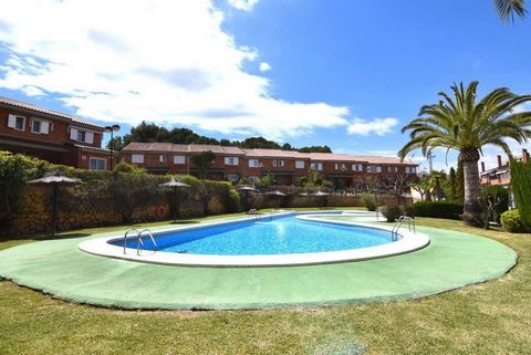 Fantastico adosado ubicado en una urbanización privada, ubicada en zona muy centrica de Albir. La vivienda esta distribuida en 2 plantas. En la planta baja se encuentra el salón comedor, cocina independiente, aseo y una gran terraza. La planta superi...