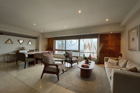 Este espacioso departamento de 260 m², ubicado en una de las mejores zonas de Santa Fe, combina lujo, comodidad y una ubicación privilegiada. Perfecto para quienes buscan calidad de vida y cercanía a servicios de primer nivel.   Cuenta con: - 3 ampli...