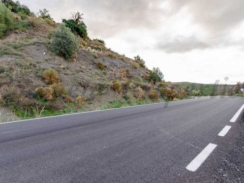 Parcela rústica de 4004 m², situada a pocos minutos del pintoresco pueblo de Salares, con fácil acceso. Ofrece vistas espectaculares de las montañas y está a menos de 5 minutos del centro de Salares.