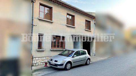 In the village of Saint-Maurice-sur-Eygues, 14 km from Nyons and 28 km from Orange, solid mason's house from the 60s comprising on the ground floor an entrance hall, a living room-kitchen, a garage and a storage room. Three bedrooms, an office, a sho...