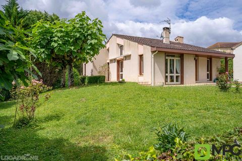 In the town of DAUSSE, this semi-underground house built in 1980 on a plot of 1120 m2 comprises: an entrance, a living room with a double fireplace, a kitchen with dining area, three bedrooms, a shower room and a separate toilet. Basement on the enti...