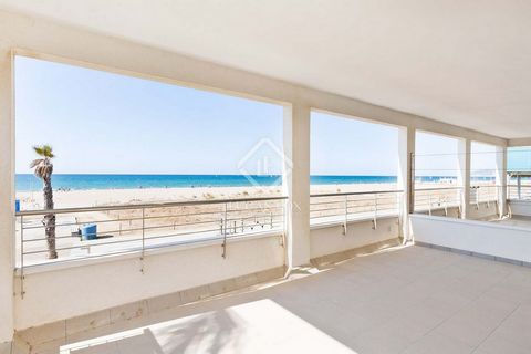 This spectacular new build detached villa sits on a 452 m² plot in a privileged setting, on the seafront, facing south and with unbeatable views of the Mediterranean. The house is divided into two symmetrical semi-detached houses, so it is possible t...