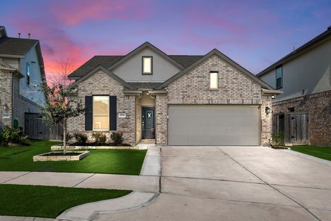 Welcome home to 30014 Vallonea Oak located in the master planned community of Jordan ranch and zoned to Lamar Consolidated ISD! This home features 3 bedrooms, 2 full baths and 2-car garage. As you open the front door you are welcomed by the grand foy...