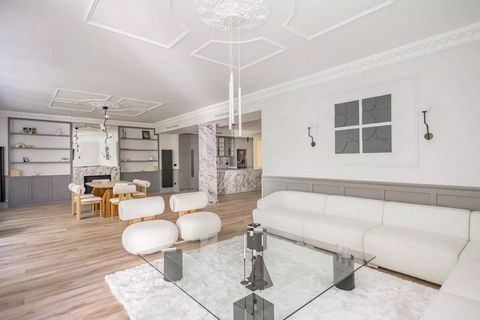 Barnes Madrid presenteert deze prachtige flat, 2 straten verwijderd van de Corte Inglés de Goya, in de wijk Goya in de prestigieuze wijk Salamanca, van 261 m2 volledig exterieur met veel natuurlijk licht. Deze prachtige flat heeft drie slaapkamers, m...