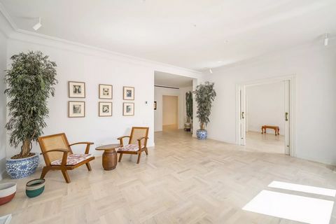 Cet élégant appartement de 204 m² est situé dans une rue tranquille reliant harmonieusement les prestigieux quartiers de Trafalgar, Justicia et Almagro, chacun offrant une combinaison unique de richesse culturelle et architecturale de Madrid. Situé d...