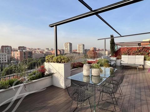 Spectacular penthouse with a 71 sqm terrace that stands out not only for its breathtaking panoramic views but also for the excellent refurbishment carried out using the highest quality materials. The social area, with access to the terrace, consists ...