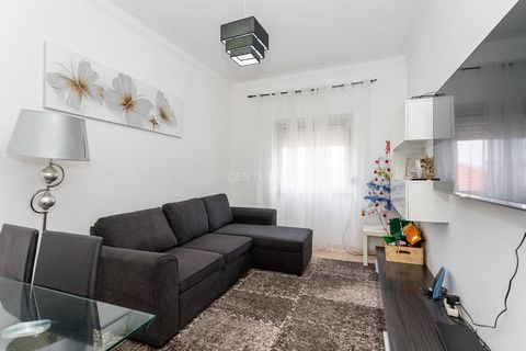 2 bedroom apartment in Queluz, just a few minutes from the train station, ideal for those looking for a practical and well-located property. Located on the 3rd floor of a building without an elevator. The property is ready to move into and offers goo...