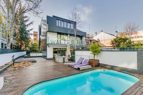 Walter Haus presenta este magnífico chalet moderno ubicado en una de las zonas más prestigiosas de Madrid, en el barrio de Chamartín, Nueva España. Consta de 4 alturas comunicadas por un ascensor, esta propiedad excepcional ofrece un estilo de vida e...