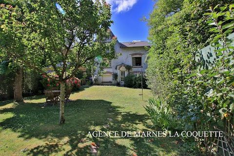 In a privileged environment, charming house comprising beautiful through reception with fireplace, separate kitchen, master suite with bathroom and dressing room, 2 bedrooms, office, shower room, sauna with shower and rest room, laundry room, cellar,...