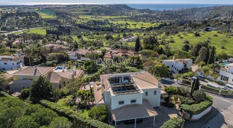 This stunning property, perched high on Piscarreta hill, offers unparalleled views of both the Lagos and Luz bays, situated in one of the most exclusive residential areas of Lagos. The villa is designed for luxury living with exceptional space, comfo...