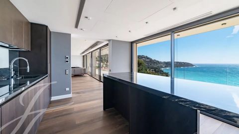 Just 2 minutes from Monaco, luxurious, private, secure residence with unique sea views over the bay of Roquebrune and Monaco. The 238 m2 high-end apartment is located on the second floor of a new residence of only 3 apartments with contemporary archi...