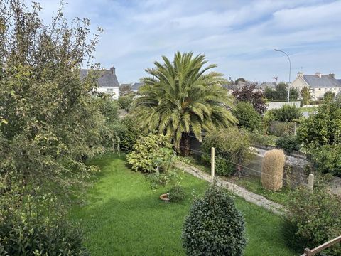 EN VENTA EN LESNEVEN, Ubicada en un callejón sin salida y cerca de los servicios, esta encantadora casa construida en 1966 se compone de la siguiente manera: En la planta baja, un hall de entrada distribuye una cocina con vistas al jardín, una sala d...