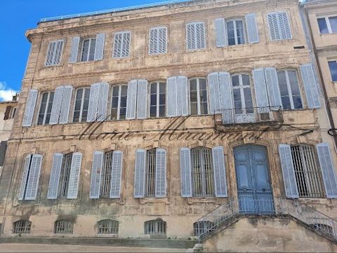 EXCLUSIVE SALE - The agency Marie MIRAMANT, specialized in character and luxury real estate offers between Avignon and Arles, in the heart of a city with a rich historical past, a mansion of 750 m², suitable for multiple projects, professional or pri...