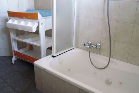 Esta cómoda casa de campo en Baugnez es ideal para una familia. Puede acomodar a 4 personas y tiene 1 dormitorio. Tiene una sauna (compartida) donde podrá disfrutar y relajarse después de un largo día agotador. La casa de campo se encuentra a 1 km de...