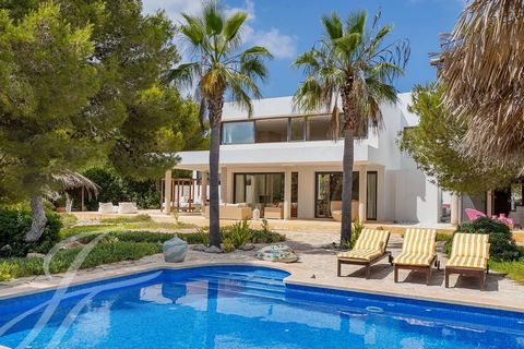 Située en pleine nature, cette villa spectaculaire se trouve à seulement 10 minutes à pied des plages des deux côtés de l’île ; d’un côté, il y a la plage de Migjorn et de l’autre côté se trouve la zone d’Es Caló. Les deux zones ont de magnifiques pl...