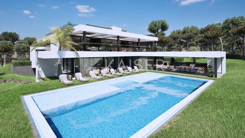 Dit perceel voor de bouw van een villa met 3 verdiepingen en zwembad ligt in een rustige omgeving in Vilamoura, een van de meest luxueuze steden van de Algarve, dicht bij de golfbaan, voorzieningen zoals supermarkten en restaurants en Parque Ambienta...