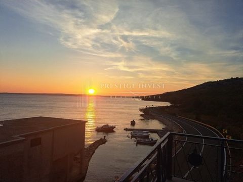 Location: Zadarska županija, Starigrad, Tribanj. Zum Verkauf steht ein Haus am Meer in Šibuljina mit wunderschönem Blick auf das Meer und die Sonnenuntergänge. Das Haus wird ohne Garten verkauft, verfügt aber im Gegenzug über eine große Terrasse mit ...