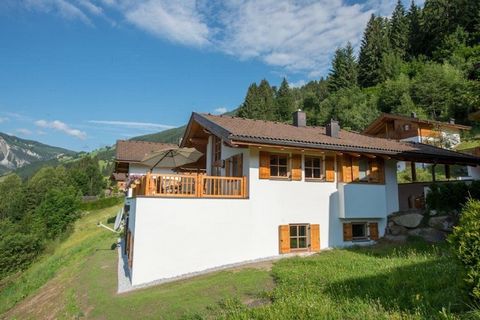 Dit gezellige chalet is mooi gelegen en gebouwd tegen een helling. Hierdoor komt u binnen op de woonverdieping en vindt u de slaap- en badkamers een verdieping lager. Het chalet is comfortabel en compleet ingericht en met veel hout afgewerkt. Hierdoo...