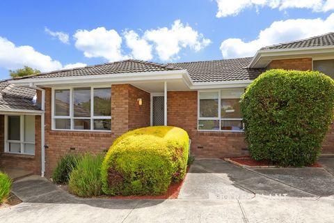 Verkauf bis SET DATE 18.02.2025 um 18 Uhr (sofern nicht vorher verkauft) In perfekter Lage im begehrten Schulbereich des Mount Waverley Secondary College bietet diese frisch gestrichene, einstöckige Einheit mit zwei Schlafzimmern eine Mischung aus mo...