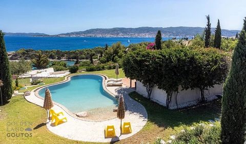 Kommen Sie und entdecken Sie diese außergewöhnliche mediterrane Villa an der griechischen Küste, die ein unvergleichliches Luxuserlebnis bietet. Nur wenige Schritte von einem Privatstrand mit kristallklarem Wasser entfernt, bietet diese Villa einen a...