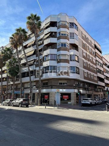 Commerce à vendre à Benalúa, Alicante, un emplacement privilégié Ce ... offre une opportunité imbattable pour les entreprises. D'une superficie de 246 m², le commerce bénéficie d'un emplacement stratégique dans une zone à fort trafic à proximité du q...