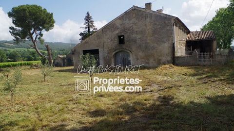 Ancienne ferme viticole à rénover, un écrin de possibilités pour vos projets ! Laissez libre cours à votre imagination avec cette ancienne bâtisse, située en bordure de route départementale, au coeur d'une charmante zone rurale. Avec ses 300 m² à rep...