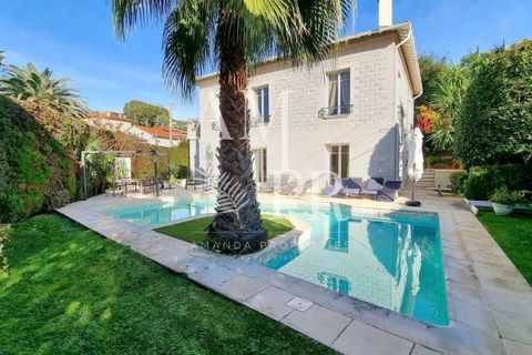 Just a stone's throw from the town center, Amanda Properties offers this exceptional property comprising a 253m² mansion built in 1928 and renovated in 2000, and a 97m² independent guest house, completely renovated in 2023, on 1403m² of land. The mai...