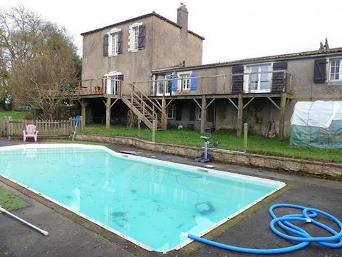 A Divatte sur Loire (44450), cette ancienne baronnerie du XVIIIè de 234 m2 habitables est nichée dans un écrin de verdure d'un hectare où se trouvent un bois, une piscine, un garage, plusieurs annexes. Véritable havre de paix, surplombant la vallée, ...