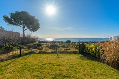 Just a stone's throw from La Ciotat's most sought-after district, in a luxury and south-facing residence close to amenities, an exclusive garden-level apartment with 3 bedrooms. This stunning property with its sea view offers a living room with open-...