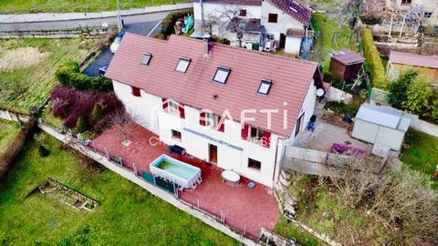 Située dans la paisible commune de Saint-Dizier-l'Évêque (90100), cette maison profite d'un environnement champêtre tout en restant proche des commodités essentielles telles que les transports en commun et les écoles. Le quartier offre un cadre de vi...