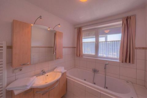 Dit charmante appartement biedt een unieke lido-ervaring direct aan de pittoreske wateren van Müritz, vaak aangeduid als de Kleine Zee van Duitsland. Het ligt in het havendorp Müritz in de gemeente Rechlin en biedt gemakkelijke toegang tot het pracht...