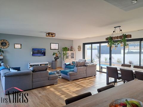 A 5 min. du centre ville, je vous propose cette magnifique villa 3 faces au style contemporain située dans un quartier très apprécié de Narbonne. Elle développe une surface habitable de 140 m2 sur un terrain de 430 m2 sans vis à vis. De plain-pied, l...